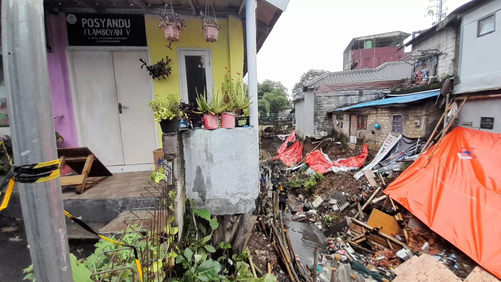 Tembok Bantaran Sungai Sepanjang 30 M di Bogor Longsor