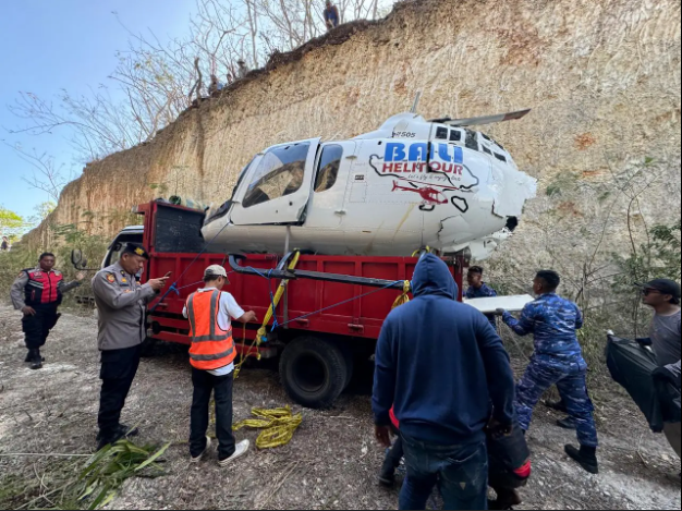 Evakuasi Bangkai Helikopter di Pecatu