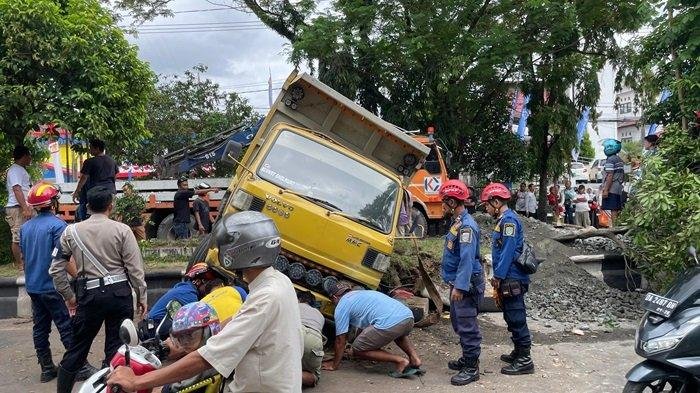 Truk Tabrak Trotoar hingga Terguling