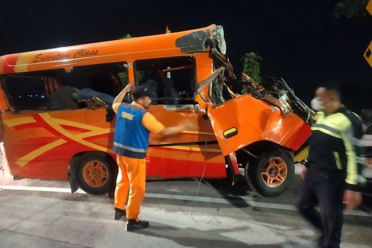 Minibus Travel Tabrak Truk di Tol Pasuruan-Probolingo: 5 Tewas dan 8 Terluka