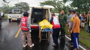 Minibus Berpenumpang 7 Orang Tabrak Tiang Listrik