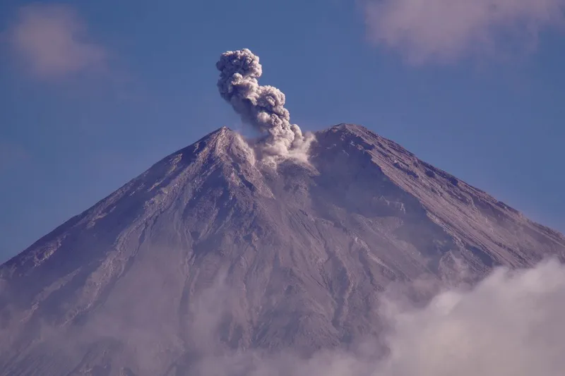 Gunung Semeru Erupsi Tinggi Letusan Capai 700 Meter