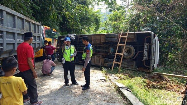Bus Santri Terguling di Magelang