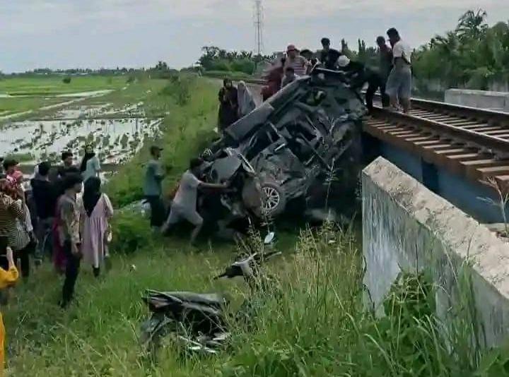 Xenia Tertabrak Kereta Api di Deliserdang