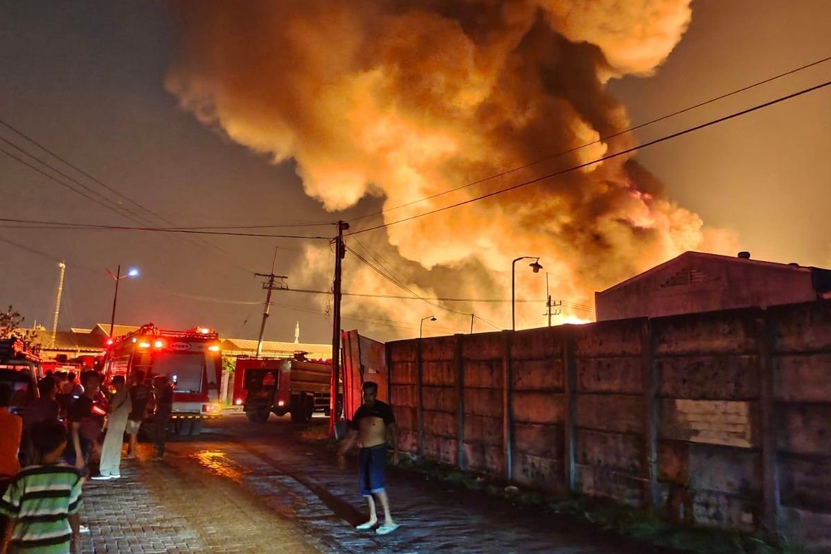 Gudang Tiner di Surabaya Terbakar, Pemilik Terluka Akibat Ledakan Drum