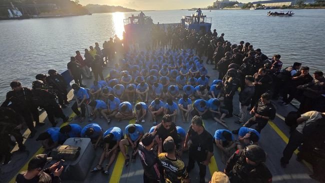 100 Napi Narkoba Berisiko Tinggi Tertunduk Dijebloskan ke Nusakambangan
