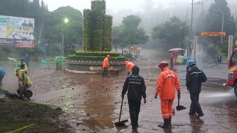 Banjir Terjang Kawasan Wisata Selecta Kota Batu
