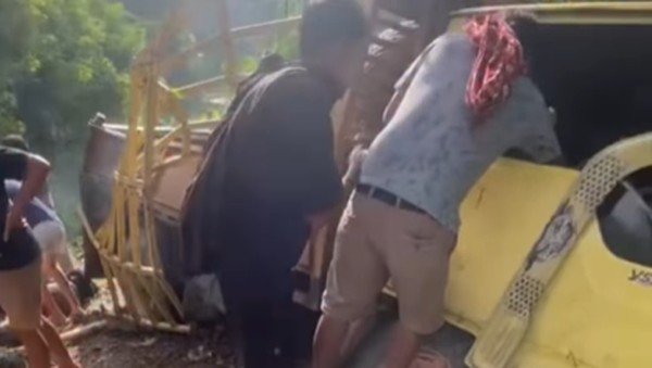 Truk Angkut 20 Orang Terguling ke Jurang di Toraja Utara