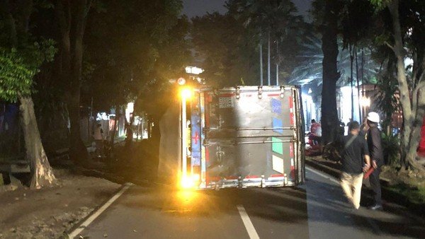 Truk Kontainer Rem Blong. Tabrak Pohon Lalu Terguling di Jl Pemuda Bogor