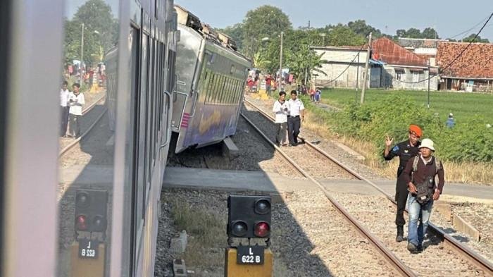 Kereta Argo Bromo Anggrek Anjlok di Subang, 5 Gerbong Keluar Rel