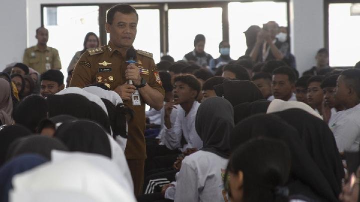 Gubernur Jawa Tengah Bagi-bagi Sembako dan Janjikan Insentif Pajak