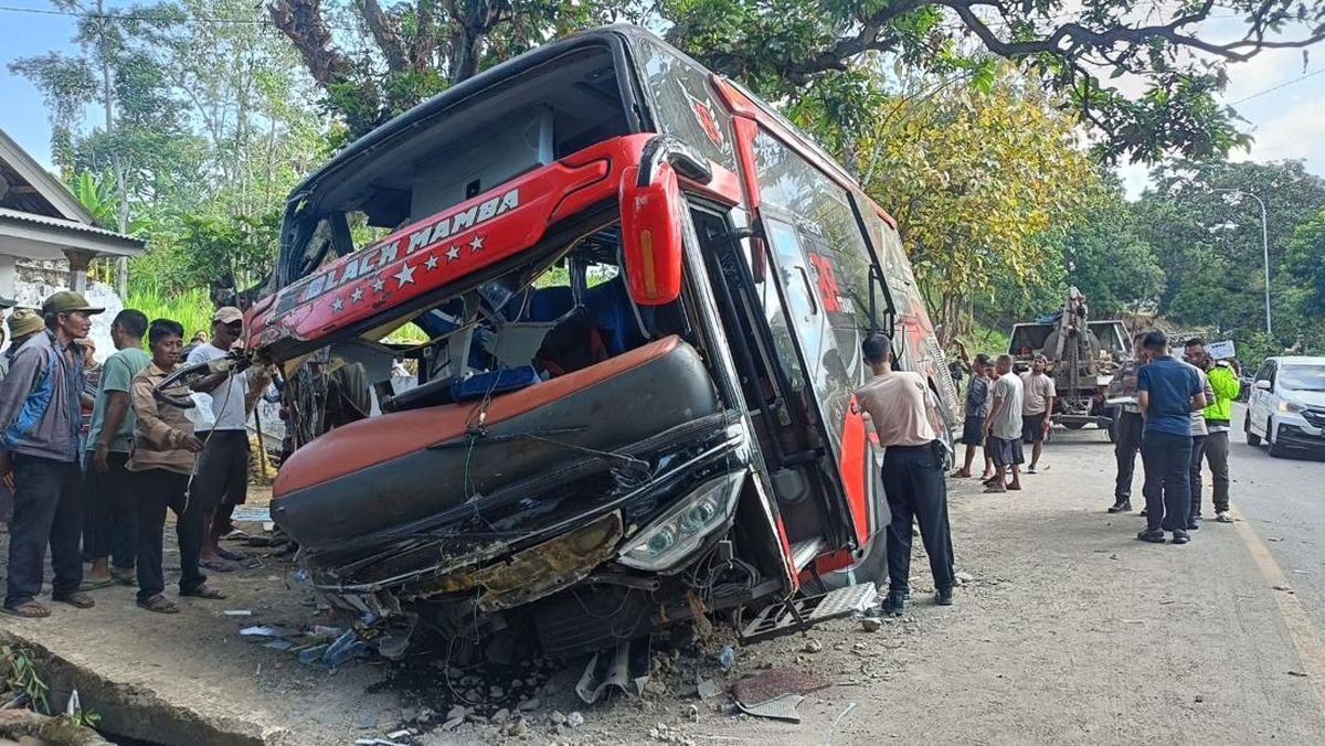 Bus Wisata Gunung Bromo Tabrak Rumah, 8 Orang Tewas